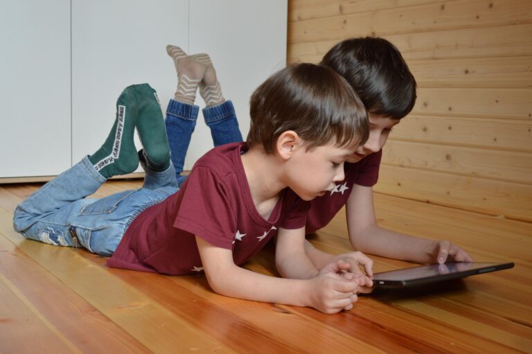 Internet: come proteggere i figli adolescenti e potenziare la loro autonomia